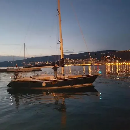 Apartman Still Und Stilvoll Im Stadtzentrum Trieszt